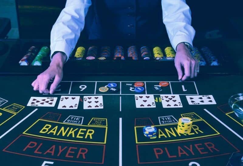 Hướng dẫn luật chia bài Baccarat cơ bản mà người chơi cần nắm Hướng dẫn luật chia bài Baccarat cơ bản mà người chơi cần nắm